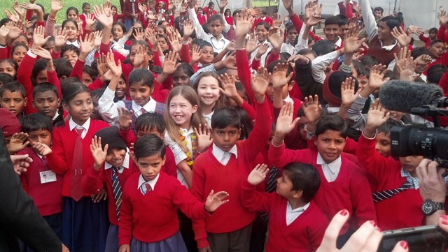 katherine_and_isabelle_with_school_children_in_india