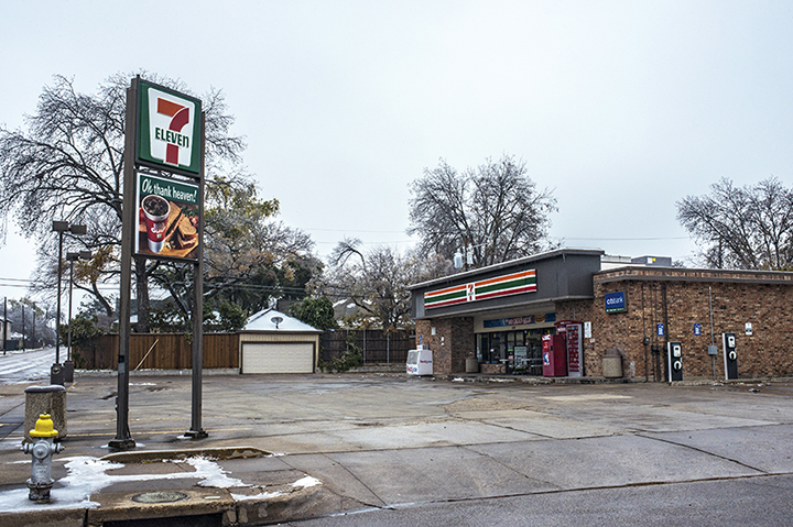  At Greenville and Penrose avenues, hundreds of spectators did not flood a 7-Eleven store to purchase sundries.