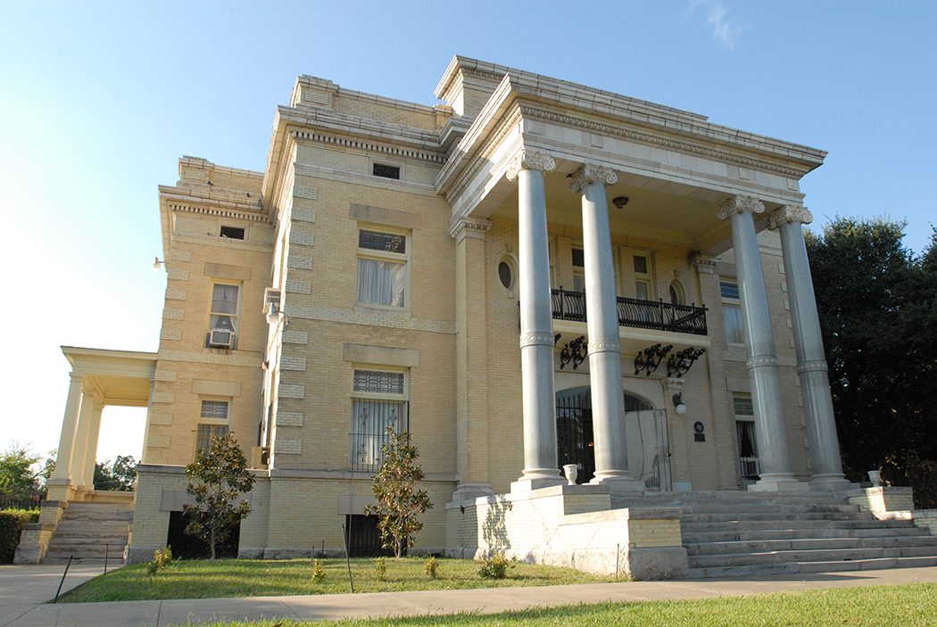 The Alexander Mansion is home to the Dallas Woman’s Forum. (Photo by Can Türkyilmaz)