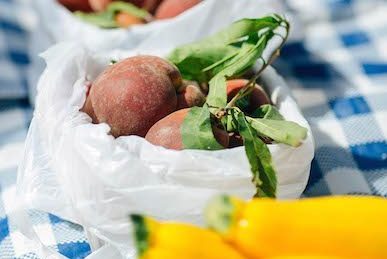 Peaches and squash at the Oak Cliff Lion’s Club Farmers Market. (Photo by Kathy Tran)