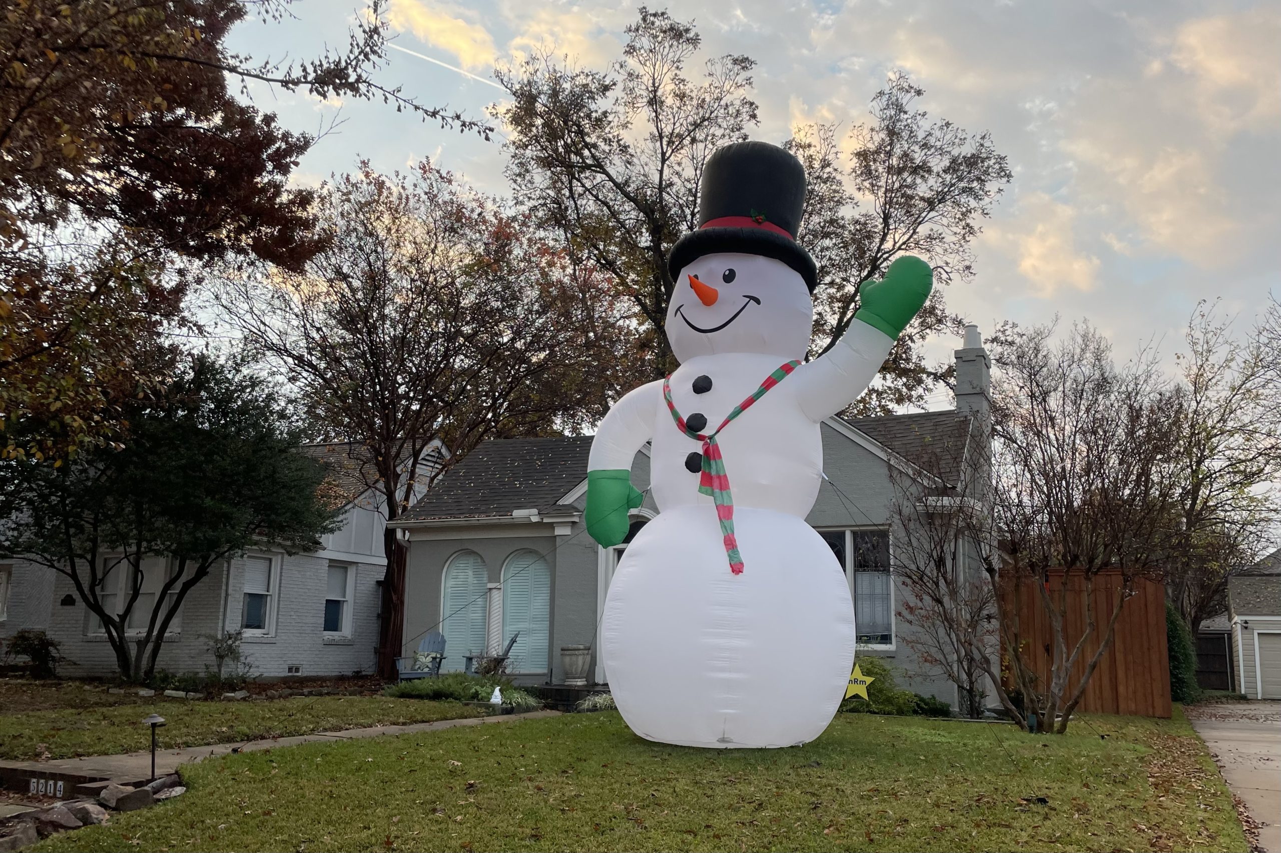 Large snowman in Vickery Place